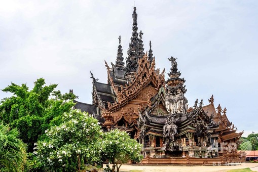 完成は25年？ クメール様式など混合の木造巨大寺院 タイ 写真25枚 国際