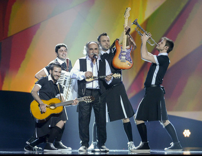 欧州歌謡祭決勝に同性婚や経済危機の歌、女性同士のキス披露も