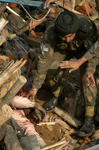 建設中のビルが倒壊、11人以上死亡 - インド