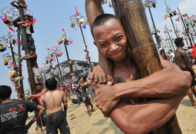 独立記念日に木登りするとご褒美？インドネシア