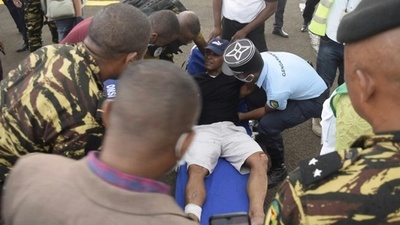 マダガスカル公安相乗せたヘリ墜落、半日泳いで生還