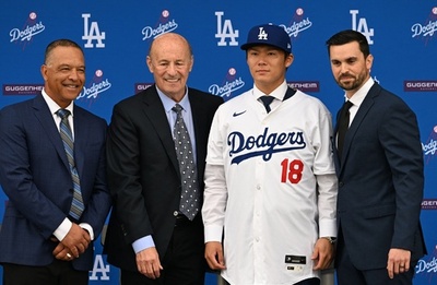 山本由伸がドジャース入団会見 本拠地でお披露目