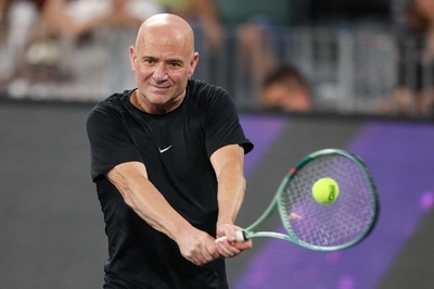 アガシ、グラフ夫妻が登場 ルーマニアでエキシビションマッチ