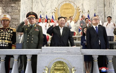 北朝鮮、軍事パレード実施 ロ国防相や中国高官も出席