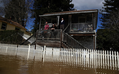 米カリフォルニア州で洪水、ワイン生産地が孤立