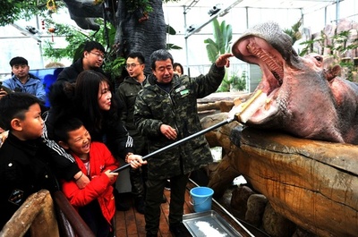 あーーんしてね…子どもたちがカバの歯磨き体験 中国・青島