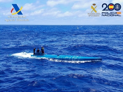 コロンビア麻薬密輸団の半潜水艇、発見され積み荷ごと自沈 スペイン沖