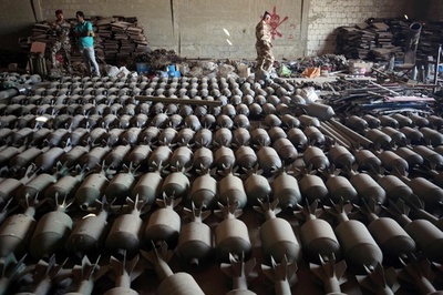 ファルージャにISが残した大量の武器弾薬を公開、イラク