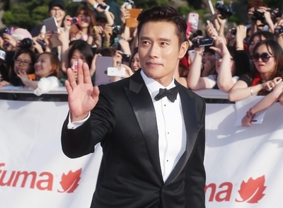 イ・ビョンホンやチョン・ジヒョン、百想芸術大賞授賞式に出席