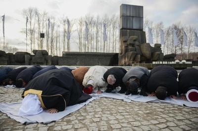 イスラム教とユダヤ教の指導者ら、共にアウシュビッツを「歴史的訪問」