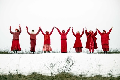 【今日の1枚】赤と白、春の喜びと大統領選への抗議