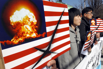 米韓軍事演習の実施を前に学生グループが抗議デモ - 韓国