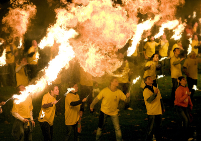 オランダの大学生267人、口から一斉「火吹き」で世界記録に挑戦