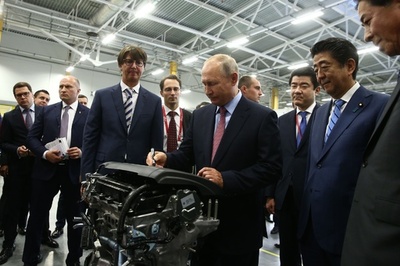 訪ロの安倍首相、プーチン大統領と会談 現地の合弁工場も視察