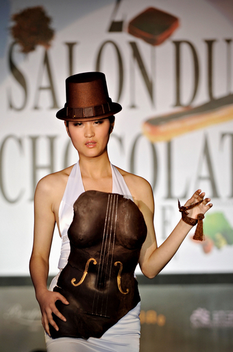 帽子もドレスもチョコレート製、上海でも「サロン・デュ・ショコラ」