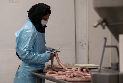 大統領令で操業続ける米食肉工場、移民労働者が直面する感染の恐怖