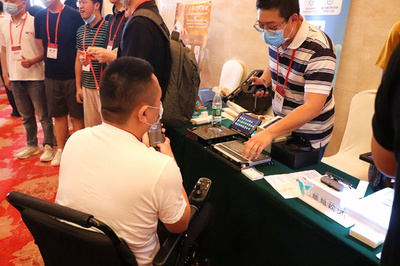 「塾禁止令」の中国でAI学習機器の販売が急増