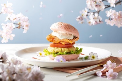 富士マリオットホテル山中湖　ピンク色バンズとライム香るフィッシュケーキが彩る春バーガー<br />「甲斐サーモンとフィッシュケーキの春色バーガー」発売