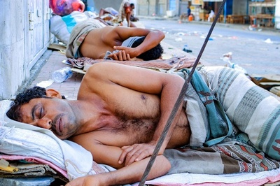 暑くてやってられない！ 屋外で昼寝 イエメン