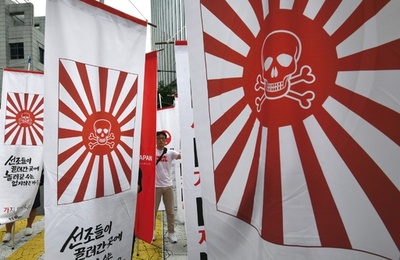 韓国・ソウルで日本への抗議デモ、旭日旗かたどった横断幕も