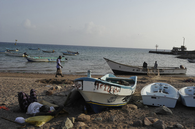ジブチ沖で移民ボートが転覆、130人不明 5人死亡
