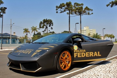 押収されたランボルギーニ、警察車両に ブラジル