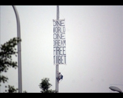 【動画】チベット解放訴える活動家ら、五輪会場付近に横断幕