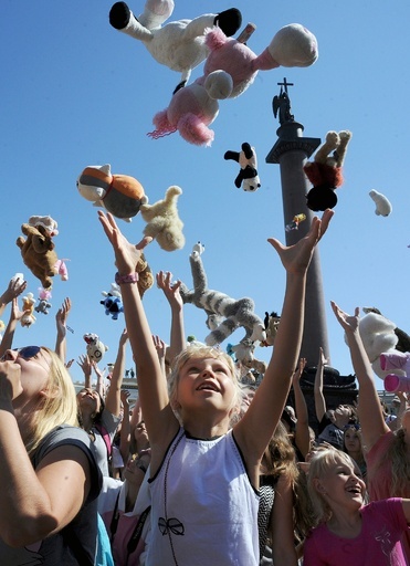 ぬいぐるみと一緒にフラッシュモブ、ロシア