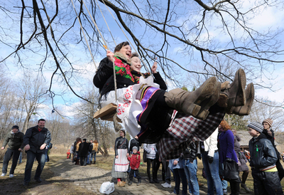 「春の到来」祝う祭り、ベラルーシ