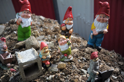 庭の妖精「ノーム」不足、スエズ運河封鎖とコロナで 英