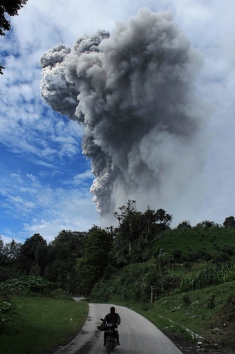 インドネシア、火山噴火で1万8000人が避難