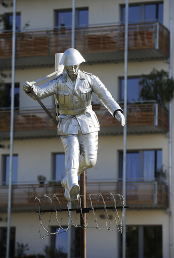 有刺鉄線飛び越えた東ドイツ兵の彫刻、ベルリンに