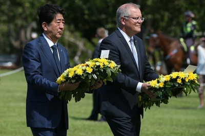 安倍首相、旧日本軍空襲の豪ダーウィン訪問 慰霊碑に献花