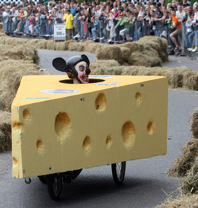 大人も真剣勝負? 手作り珍車で坂道降りる「ソープ・ボックス・ダービー」