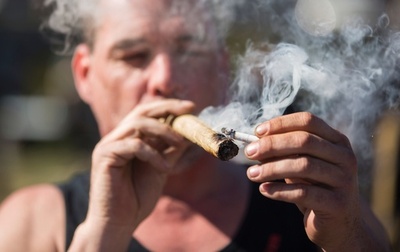 カナダ、来年半ばまでに嗜好品の大麻合法化へ 近く与党が法案