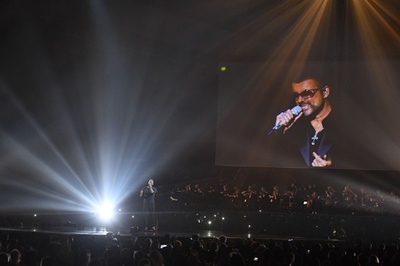 英ブリット賞、D・ボウイさん2部門受賞 G・マイケルさん追悼も