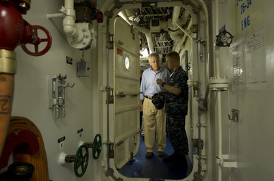 米国防長官、シンガポール配備の新型戦闘艦「フリーダム」を訪問