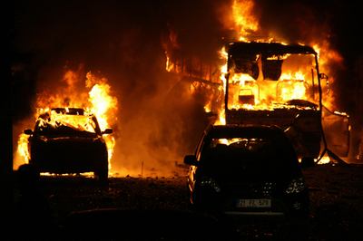 車両爆弾の爆発で5人死亡、トルコ南東部