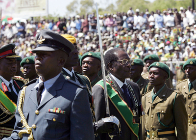 ジンバブエ独立記念日、大統領は英国を非難