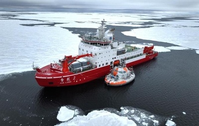 中国の砕氷船「雪竜2号」 フランスの漂流型研究船「タラ極地ステーション」のために砕氷先導