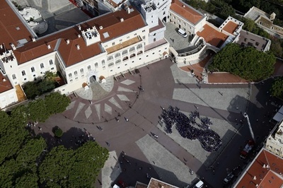 モナコ大公宮殿前に巨大な「海馬」、世界アルツハイマーデー