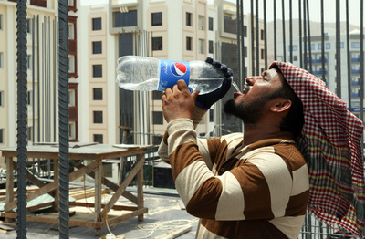 湾岸諸国の酷暑 昼過ぎの屋外労働禁じても年間死者1万人に