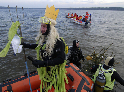 ドイツ東部の湖で寒中ダイビング大会