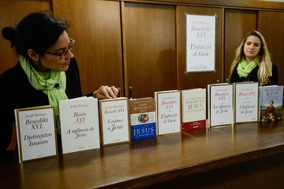 ローマ法王、作家の顔も イエスの生涯3部作の完結編が発売に