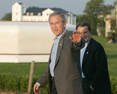 G8開催中に体調不良を訴えたブッシュ大統領、休息後、会議に復帰