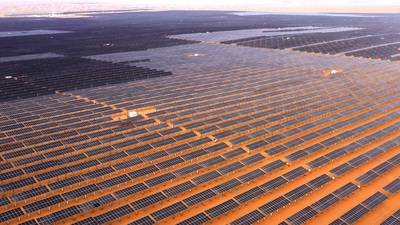 砂漠地帯で進むグリーン電力開発 中国内モンゴル自治区