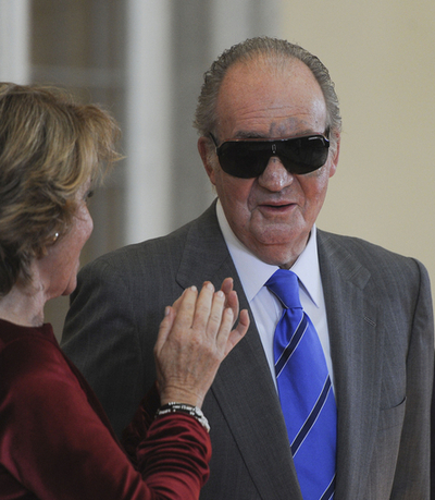 スペイン国王、顔のあざ隠すためにサングラス