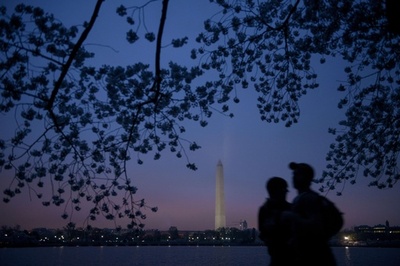 朝焼けに浮かぶ桜のシルエット、米首都