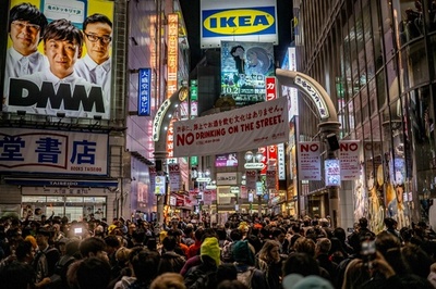 路上飲酒禁止の渋谷ハロウィーン、コスプレ楽しむ若者ら
