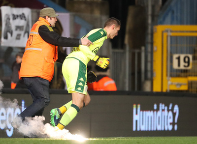 ファンが爆竹投げ入れ試合中止、仏に続きベルギーでも